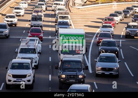 Primo piano del traffico congestionato della superstrada a Perth, Australia, con diversi veicoli, tra cui un camion a noleggio Europcar, pick-up e SUV. Foto Stock