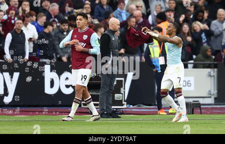 Il Crysencio Summerville del West Ham celebra il gol di apertura mentre Erik Ten Hag, manager del Manchester United, guarda. Foto Stock