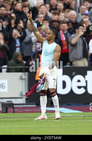 Il Crysencio Summerville del West Ham celebra il gol di apertura Foto Stock