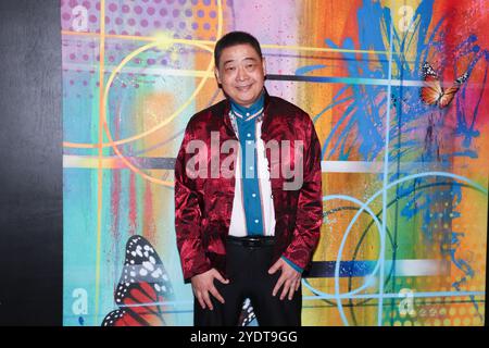 Los Angeles, California, Stati Uniti. 24 ottobre 2024. Joey Zhou, fondatrice della Los Angeles Beverly Arts (LABA), partecipa alla Risk Rock Art Exhibition, che celebra i 30 anni di graffiti by Risk alla Agora Gallery di Los Angeles, California. Credito: Sheri Determan Foto Stock