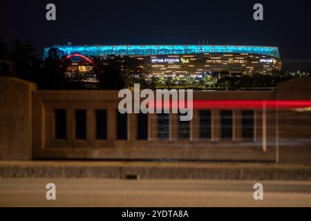 Perth Australia 2024-03-18 Optus Stadium di Perth, Australia, illuminato di blu di notte. Foto Stock