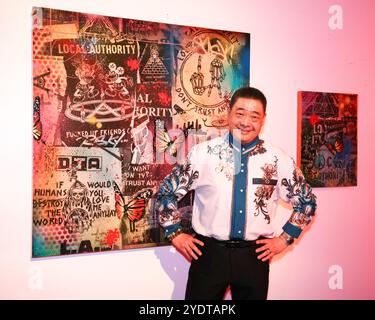 Los Angeles, California, Stati Uniti. 24 ottobre 2024. Joey Zhou, fondatrice della Los Angeles Beverly Arts (LABA), partecipa alla Risk Rock Art Exhibition, che celebra i 30 anni di graffiti by Risk alla Agora Gallery di Los Angeles, California. Credito: Sheri Determan Foto Stock