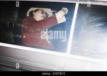 Milano, Italia. 27 ottobre 2024. Johnny Depp lascia il suo hotel in auto a Milano, Italia, il 27 ottobre 2024 (foto di Alessandro Bremec/NurPhoto). Crediti: NurPhoto SRL/Alamy Live News Foto Stock