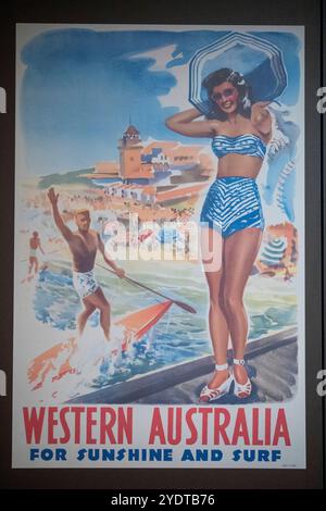 Perth Australia 2024-03-18 questa immagine mostra un poster turistico vintage che promuove l'Australia Occidentale per il suo sole e il surf. Foto Stock