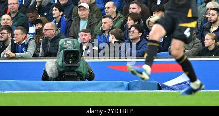 Telecamera televisiva all'aperto durante la partita di Premier League tra Brighton e Hove Albion e Wolverhampton Wanderers all'American Express Stadium di Brighton, Regno Unito - 26 ottobre 2024. Foto Simon Dack / Telefoto immagini. Solo per uso editoriale. Niente merchandising. Per le immagini di calcio si applicano restrizioni fa e Premier League inc. Non è consentito l'utilizzo di Internet/dispositivi mobili senza licenza FAPL. Per ulteriori dettagli, contattare Football Dataco Foto Stock