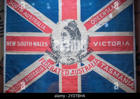 Perth Australia 2024-03-18 questa immagine presenta uno stendardo storico raffigurante la Regina Vittoria circondata dall'Union Jack, ricoperta da nastri che danno il nome Foto Stock