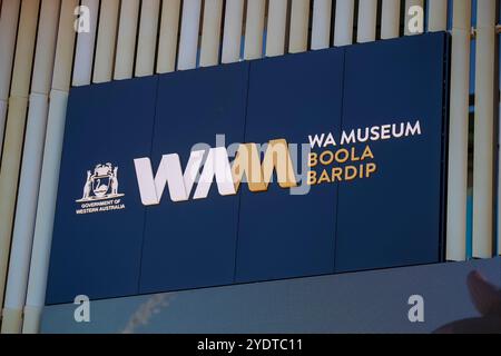 Perth Australia 2024-03-18 questa immagine mostra in modo prominente il segno del WA Museum Boola Bardip, adagiato su uno sfondo architettonico moderno Foto Stock