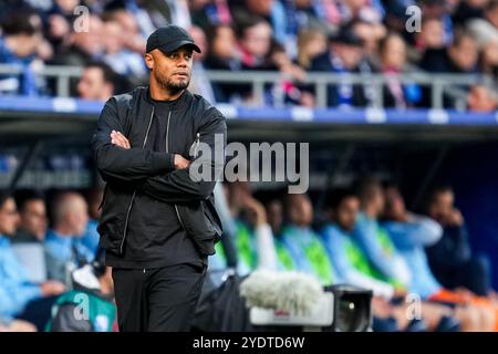 BOCHUM, GERMANIA - OTTOBRE 27: Il capo-allenatore del Bayern Munchen Vincent Kompany guarda durante la partita di Bundesliga tra VfL Bochum 1848 e FC Bayern Munchen a Vonovia Ruhrstadion il 27 ottobre 2024 a Bochum, Germania. (Foto di René Nijhuis/MB Media) Foto Stock