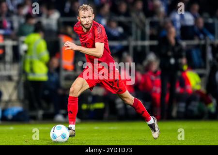 BOCHUM, GERMANIA - OTTOBRE 27: Konrad Laimer del Bayern Munchen dribbla con la palla durante la partita di Bundesliga tra VfL Bochum 1848 e FC Bayern Munchen a Vonovia Ruhrstadion il 27 ottobre 2024 a Bochum, Germania. (Foto di René Nijhuis/MB Media) Foto Stock