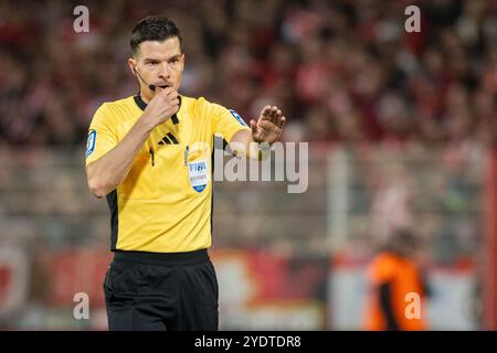 Berlino, Germania. 27 ottobre 2024. Arbitro HARM Osmers visto durante la partita di Bundesliga tra Union Berlin ed Eintracht Frankfurt a an der alte Försterei a Berlino. Credito: Gonzales Photo/Alamy Live News Foto Stock