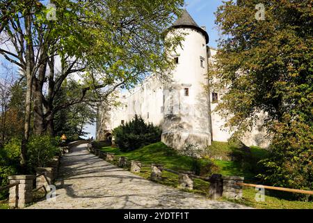 Ingresso al castello medievale di Dunajec, noto anche come castello di Niedzica. Niedzica, contea di Nowy Targ, Polonia, 06.10.2022 Foto Stock