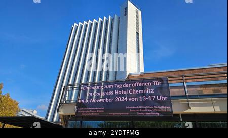 Tag der offenen Tür Congress Hotel Chemnitz 27.10.2024, Chemnitz, Congress Hotel Chemnitz, am 3.November lädt das Hotel zum Tag der offenen Tür, in der Zeit von 13 bis 17 Uhr gibt es den Blick vom Panoramarestaurant, Besichtigung der Zimmer und Suiten, Historisches und Kinderschminken, bei Buchungen werden Rabatte. DAS Gebäude wurde von 1969 bis 1974 als Interhotel Kongreß von dem Architekten Rudolf Weißer im damaligen Karl-Marx-Stadt in der Auffassung der DDR-moderne geplant, in Gleitbauweise errichtet und zum Teil mit einer Vorhangfassade verkleidet. DAS Congress Hotel Chemnitz ist Foto Stock