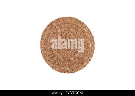 Placemat rotondo in iuta intrecciata - fibra naturale, ecologico, arredamento rustico da tavolo, tappetino circolare artigianale, accessorio da pranzo in stile Boho, resistente e stilizzato Foto Stock