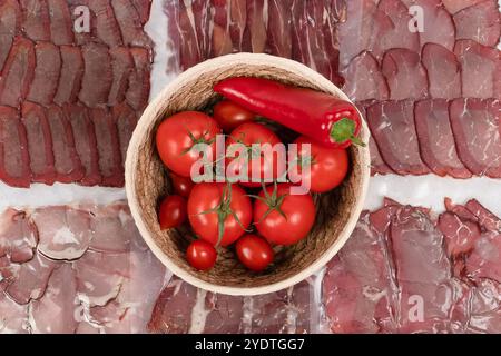 Affettati assortiti con pomodori freschi e peperoni - Selezione di salumi gourmet per gli appassionati di cucina e Fotografia gastronomica Foto Stock