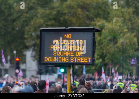 I sostenitori di Stephen Yaxley-Lennon (alias Tommy Robinson) stanno prendendo parte a una marcia di protesta verso Whitehall, con strade chiuse per motivi di sicurezza. Segnale di avvertimento Foto Stock