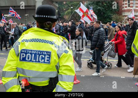 I sostenitori di Stephen Yaxley-Lennon (noto anche come Tommy Robinson) stanno prendendo parte a una marcia di protesta a Whitehall, Regno Unito, con gli agenti di polizia a guardare Foto Stock