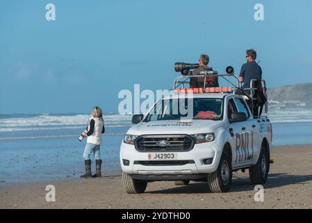 Spettatori e guardia costiera ai campionati GB di surf a St Ouens a Jersey, Isole del Canale Foto Stock