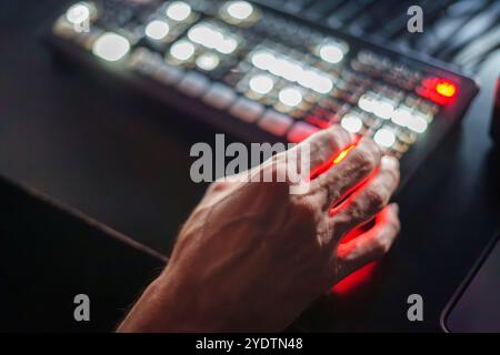 Mani di esperti TV Director maschio maturo pannello di controllo operativo in Studio durante la produzione in live streaming Foto Stock