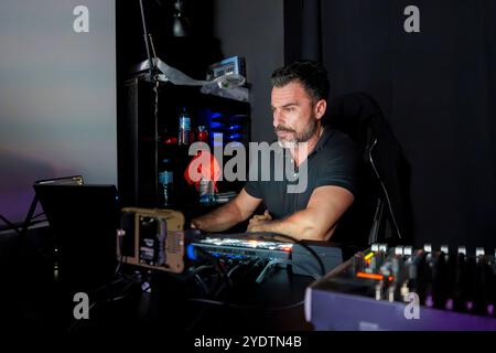 Pannello di controllo operativo di Mature male TV Director in Studio durante la produzione in live streaming Foto Stock