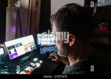 Pannello di controllo operativo di Mature male TV Director in Studio durante la produzione in live streaming Foto Stock