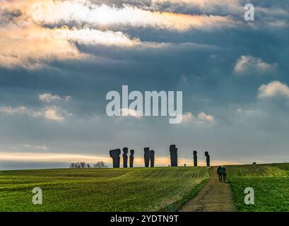 Grandi sculture in pietra di Dodekalitten si stagliano maestosamente su un campo erboso vicino alla costa, sotto un cielo vibrante. Questo ambiente sereno evoca mistero e truffa Foto Stock