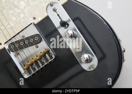 Dettagli di una chitarra elettrica americana vintage, nera con collo cromato e acero Foto Stock