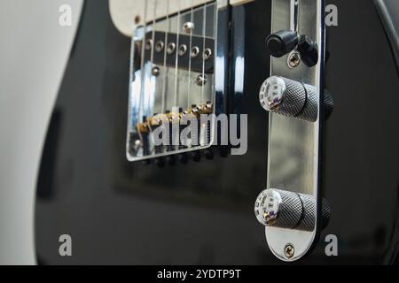 Dettagli di una chitarra elettrica americana vintage, nera con collo cromato e acero Foto Stock