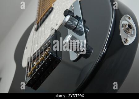 Dettagli di una chitarra elettrica americana vintage, nera con collo cromato e acero Foto Stock