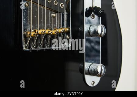 Dettagli di una chitarra elettrica americana vintage, nera con collo cromato e acero Foto Stock