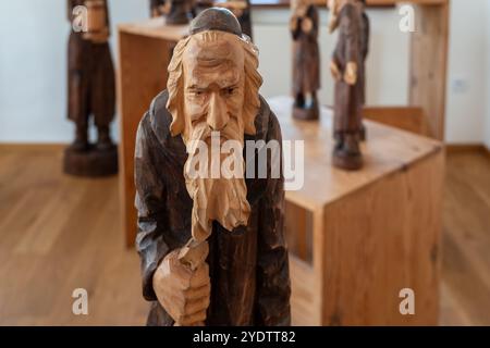 Wlodawa, Polonia, 21 settembre 2024 figurine di ebrei ortodossi polacchi prebellici in mostra nella sinagoga Foto Stock