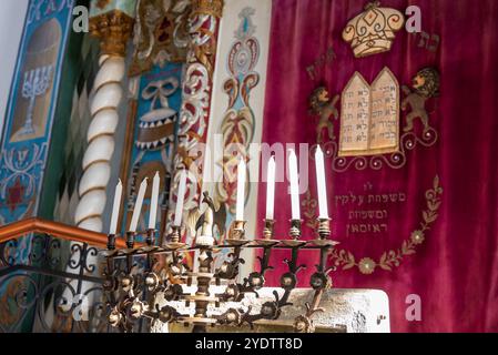 Wlodawa, Polonia, 21 settembre 2024 arco della Torah noto anche come hekhal o aron qodesh e menorah del tempio nella grande Sinagoga Foto Stock