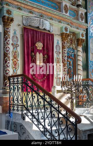 Wlodawa, Polonia, 21 settembre 2024 arco della Torah noto anche come hekhal o aron qodesh e menorah del tempio nella grande Sinagoga Foto Stock