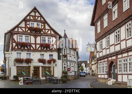 La strada con pittoresche antiche case in legno nella città di Fritzlar, Germania, Europa Foto Stock