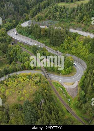 Strada tortuosa attraverso una foresta verde su una collina, Calw, Foresta Nera, Germania, Europa Foto Stock