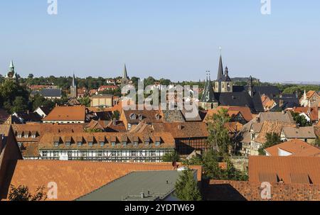 Panorama di Quedlinburg, Germania. Quedlinburg è una città situata a nord delle montagne Harz. Nel 1994 la corte medievale e la città vecchia furono adagiate su di l Foto Stock