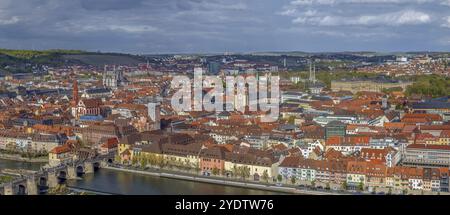 Vista panoramica del centro storico di Wurzburg dalla Fortezza di Marienberg, Germania, Europa Foto Stock