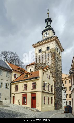 La torre nera faceva parte del castello inferiore di Loket, Repubblica Ceca Foto Stock