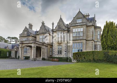 Muckross House si trova tra due dei laghi di Killarney nella contea di Kerry, Irlanda, Europa Foto Stock