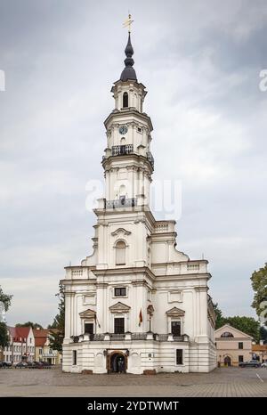 Il Municipio di Kaunas si trova nel mezzo della Piazza del Municipio, nel cuore della città Vecchia, Kaunas, Lituania, Europa Foto Stock