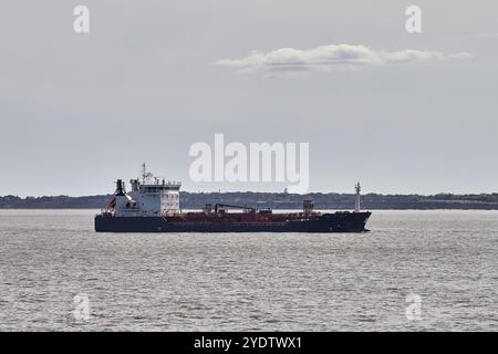 Piccola nave cisterna che naviga in porto in una giornata limpida. Foto Stock