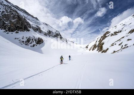 Sciatori che salgono dall'Iffigtal alla Wildhornhuette, paesaggio di montagna innevato, Alpi Bernesi, Oberland Bernese, Svizzera, Europa Foto Stock