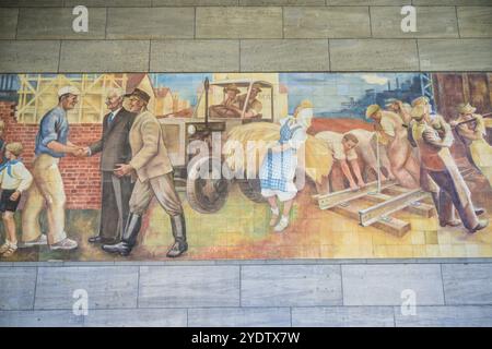 Max Lingner murale sulla casa Detlev Rohwedder, Aufbau der Republik, piastrelle, porcellana Meissen, arte della RDT, Ministero federale delle Finanze, Wilhelmstrasse, Foto Stock