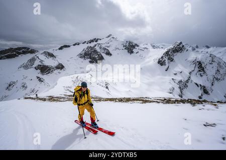 Sciatori che salgono dall'Iffigtal alla Wildhornhuette, paesaggio di montagna innevato, Alpi Bernesi, Oberland Bernese, Svizzera, Europa Foto Stock