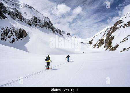 Sciatori che salgono dall'Iffigtal alla Wildhornhuette, paesaggio di montagna innevato, Alpi Bernesi, Oberland Bernese, Svizzera, Europa Foto Stock