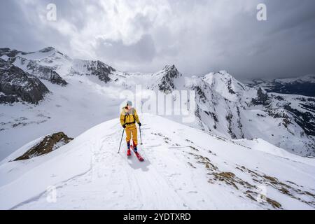 Sciatori che salgono dall'Iffigtal alla Wildhornhuette, paesaggio di montagna innevato, Alpi Bernesi, Oberland Bernese, Svizzera, Europa Foto Stock