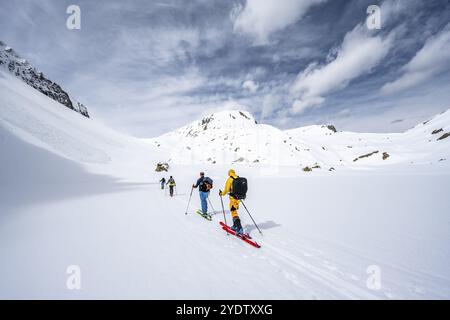 Sciatori che salgono dall'Iffigtal alla Wildhornhuette, paesaggio di montagna innevato, Alpi Bernesi, Oberland Bernese, Svizzera, Europa Foto Stock