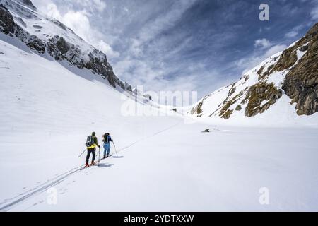 Sciatori che salgono dall'Iffigtal alla Wildhornhuette, paesaggio di montagna innevato, Alpi Bernesi, Oberland Bernese, Svizzera, Europa Foto Stock