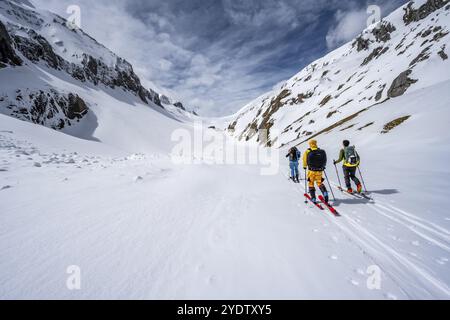 Sciatori che salgono dall'Iffigtal alla Wildhornhuette, paesaggio di montagna innevato, Alpi Bernesi, Oberland Bernese, Svizzera, Europa Foto Stock