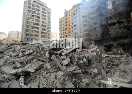 Beirut, Libano. 27 ottobre 2024. Questa foto mostra i danni causati dagli aerei da guerra israeliani nel sobborgo meridionale di Beirut, Libano, il 27 ottobre 2024. Il bilancio delle vittime degli attacchi aerei israeliani in Libano dall'8 ottobre 2023 ha raggiunto i 2.672, mentre le ferite sono aumentate a 12.468, ha detto il Ministero della salute libanese domenica. Crediti: Bilal Jawich/Xinhua/Alamy Live News Foto Stock