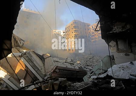Beirut, Libano. 27 ottobre 2024. Questa foto mostra i danni causati dagli aerei da guerra israeliani nel sobborgo meridionale di Beirut, Libano, il 27 ottobre 2024. Il bilancio delle vittime degli attacchi aerei israeliani in Libano dall'8 ottobre 2023 ha raggiunto i 2.672, mentre le ferite sono aumentate a 12.468, ha detto il Ministero della salute libanese domenica. Crediti: Bilal Jawich/Xinhua/Alamy Live News Foto Stock